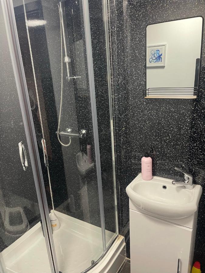 Elegant Studio1 Netflix Bathroom Close To Beach Swansea Bagian luar foto